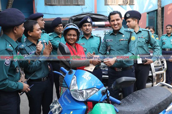 পুলিশের পক্ষ থেকে ১০ হাজার অনুদান পেলেন সংগ্রামী শাহনাজ