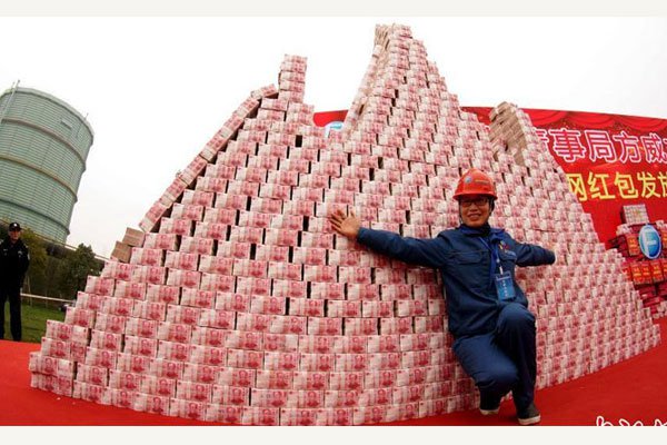 বোনাসের টাকা আনায় অফিসের টাকার পাহাড়