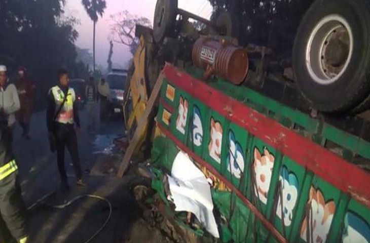 মালবাহী ট্রাকের সাথে সিএনজির সংঘর্ষে ৭ জন নিহত