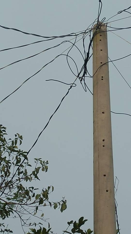 সরকারী কাজে বাধা, খুটি থেকে বিদ্যুতের তার কেটে পাঁচ লক্ষ টাকা চাঁদা দাবী, না দিলে অপহরন ও প্রান নাশের হুমকি