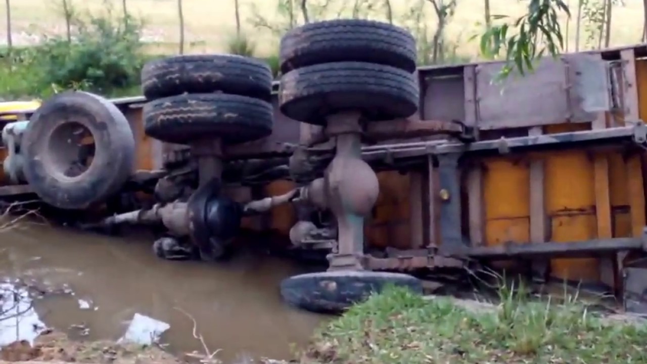ইটভাটার ট্রাক উল্টে ১৩ শ্রমিক নিহত চৌদ্দগ্রামে