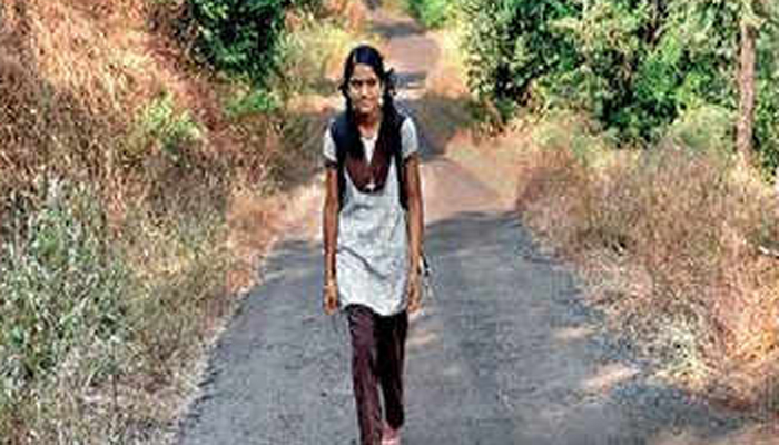 কৃষ্ণা মোরি প্রতিদিন ১৪ কিলোমিটার পথ পাড়ি দিয়ে স্কুলে যান