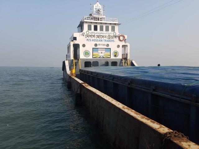 ফিটনেস বিহীন জাহাজের তলা ফেটে অর্ধেক ডুবে যায়