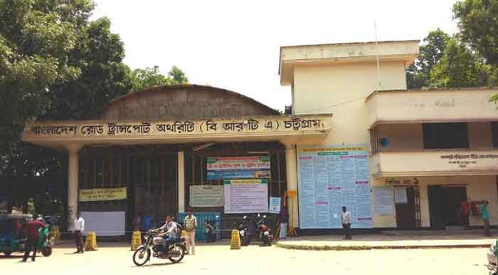 চট্টগ্রাম বিআরটিএ দালালদের নিয়ন্ত্রনে অফিসে রয়েছেন সরকারী কর্মকর্তা ছাড়াও দালালদের টেবিল