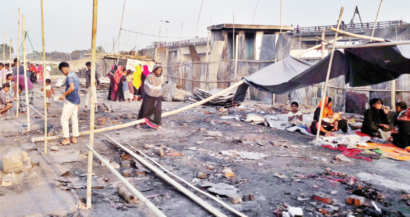 চট্টগ্রামে চাক্তাই ভেড়া মার্কেটের বস্তিতে আগুনে পুড়ে গেছে ২৫০টি পরিবার