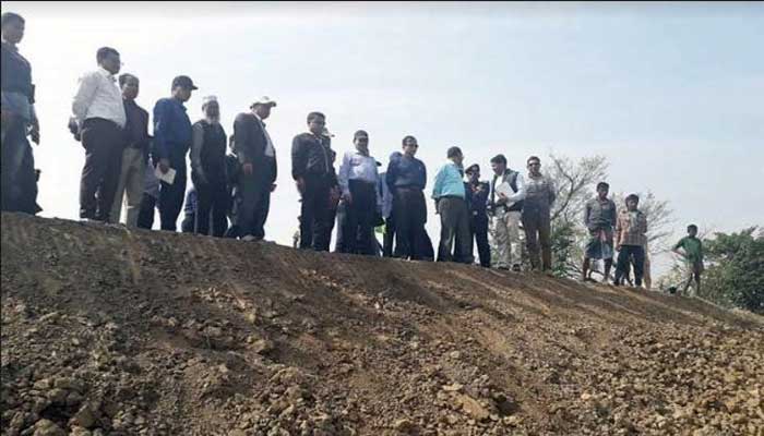 হাুওরে ফসলরক্ষা বাঁধ পরিদর্শন করলেন প্রতিমন্ত্রি