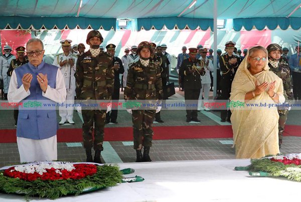 জাতীর পিতার জন্মদিনে তার সমাধীতে শ্রদ্ধা জানালেন রাষ্টপতি ও প্রধান মন্ত্রী