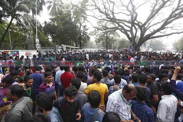 ভিসির বাসভবন ঘিরে শিক্ষার্থীদের বিক্ষোভ, উত্তাল ঢাকা বিশ্ববিদ্যালয়