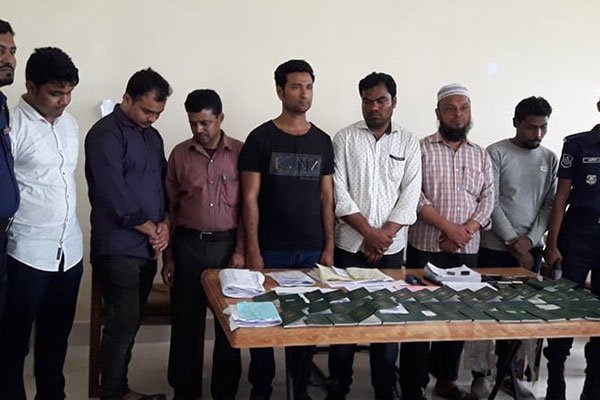 নোয়াখালী পাসপোর্ট অফিসে অভিযান চালিয়ে ৭ দালাল আটক