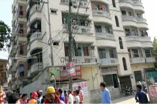 বহুতল ভবন বহুতলা ভবন হেলে পড়েছে ঢাকার সাভারে