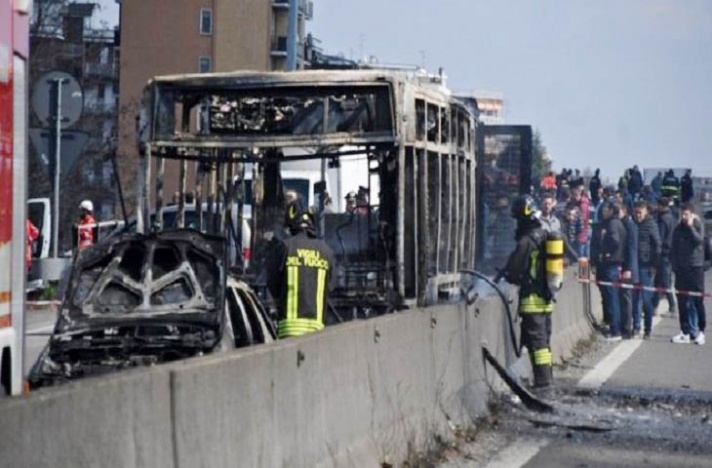 স্কুল শিক্ষার্থীদের ভীতরে রেখেই ইতালির মিলানে চালক নিজেই বাসে আগুন ধরিয়ে দেয়
