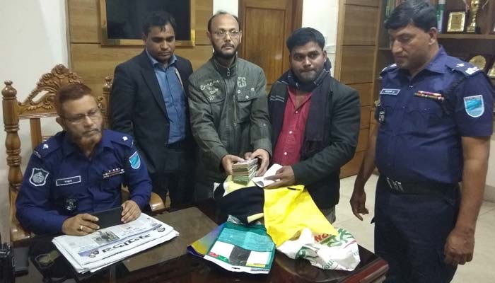 সততার বিরল দৃষ্টান্ত স্থাপন করলেন সারোয়ার জাহান