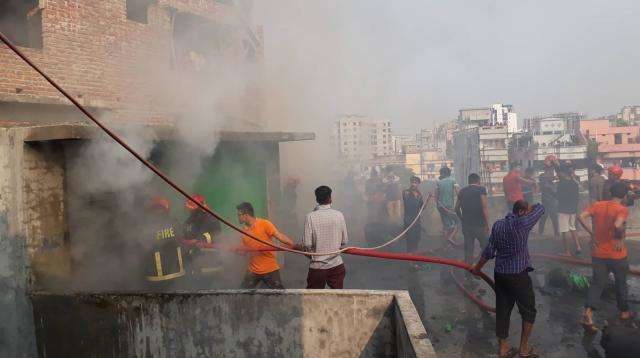 আবারো পুরান ঢাকার গুদামে আগুন