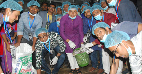 আমাদের ক্যাম্পাস আমরাই রাখব পরিচ্ছন্ন এ স্লোগানে ঢাকা বিশ্ববিদ্যালয় ক্যাম্পাস পরিচ্ছন্নতা অভিযান ছাত্রলীগের