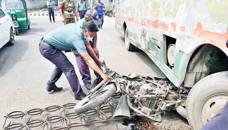 চট্টগ্রাম ধনিয়ালা পাড়ায় বাসের ধাক্কায় এক মটর সাইকেল আরোহী নিহত ও অন্তত এক আহত হয়েছেন