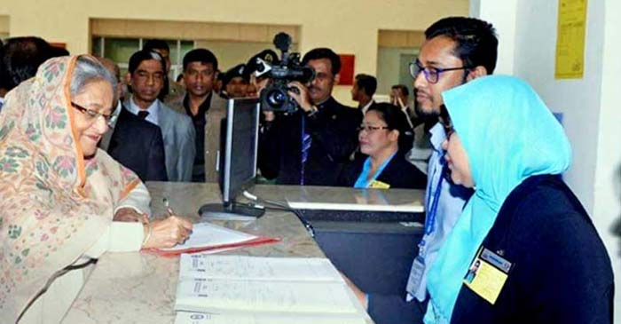 লাইনে দাঁড়িয়ে চক্ষু চিকিৎসা নিলেন প্রধান মন্ত্রী শেখ হাসিনা