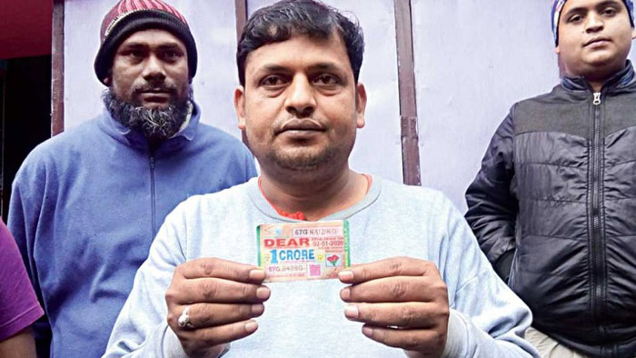 পশ্চিমবঙ্গের এক সবজি বিক্রেতা লটারীর টিকিটে কোটিপতি