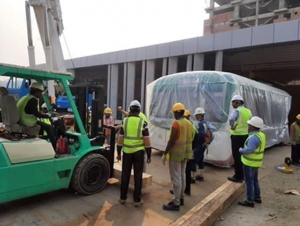 প্রদর্শনের জন্য মেট্রোরেলের একটি মক বগি এনে রাখা হয়েছে উত্তরার দিয়াবাড়িতে