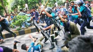 জবি শিক্ষার্থীদের ওপর পুলিশের হামলায় শতাধিক আহত, তিন দফা দাবিতে আন্দোলন অব্যাহত